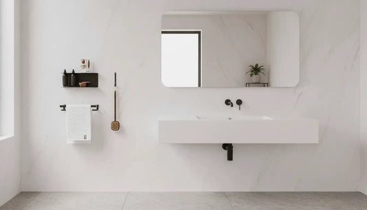 Baño minimalista con accesorios de pared en negro y madera: portarrollos, escobillero, toallero y dispensador de jabón Catania de Kaimok Design