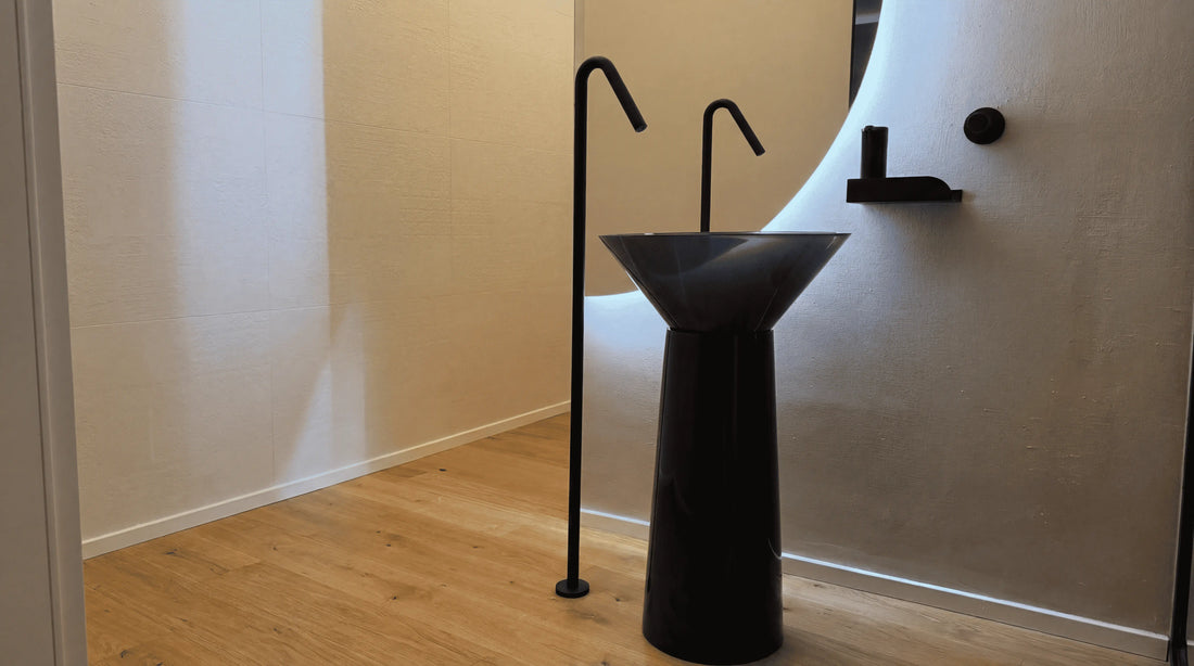 Baño minimalista ordenado con accesorio de pared Kaimok en metal negro mate — accesorios de baño modernos para organizar sin ocupar suelo
