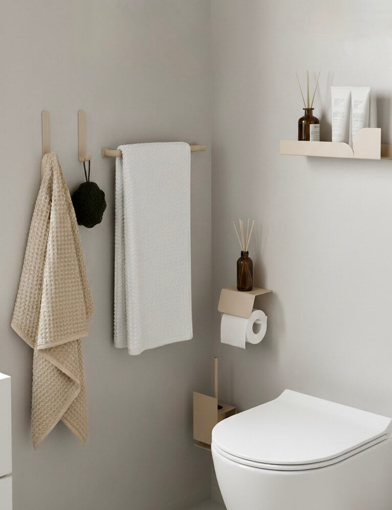 Accesorios de baño minimalistas en metal - kaimok Design