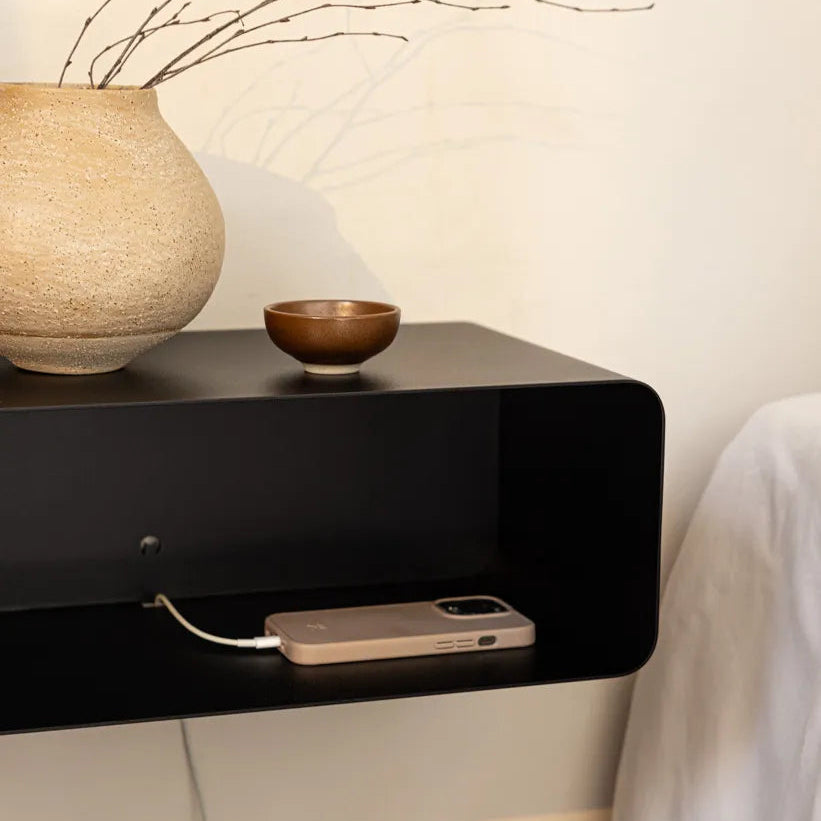 Mesita de pared COMO en negro mate con forma oval en dormitorio minimalista- Kaimok Design