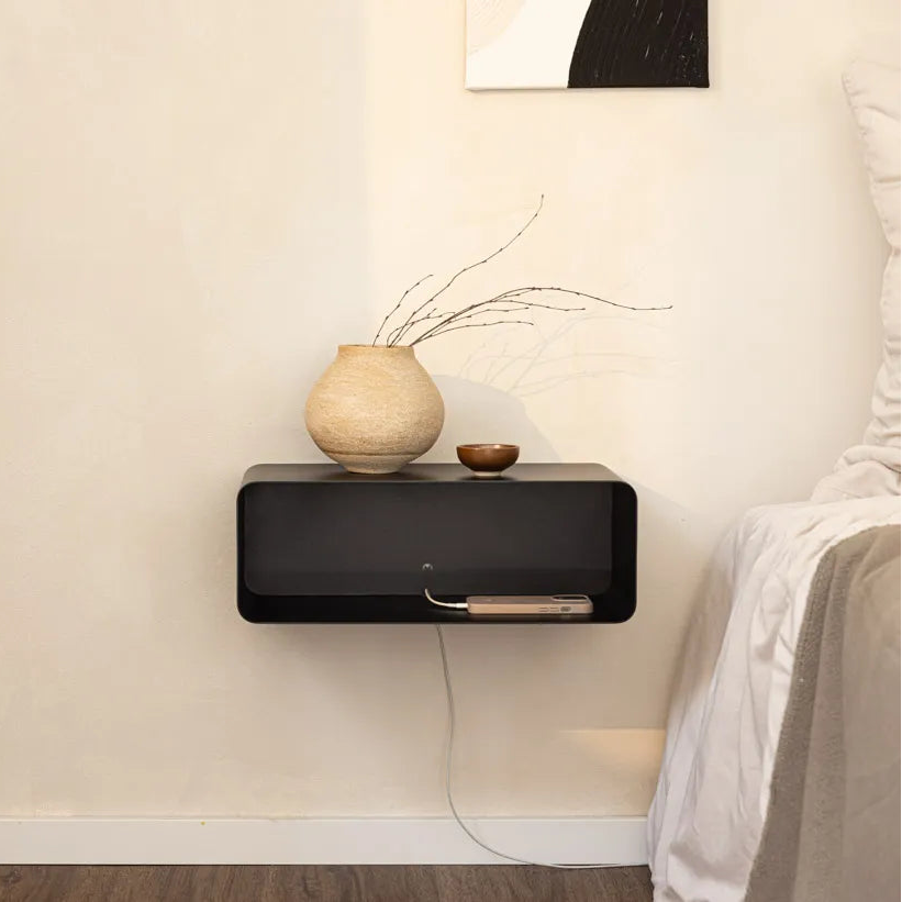 Mesita de pared COMO en negro mate con forma oval en dormitorio minimalista - Kaimok Design