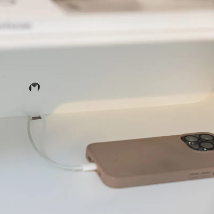 Detalle del paso de cables integrado en la mesita de pared COMO - Kaimok Design