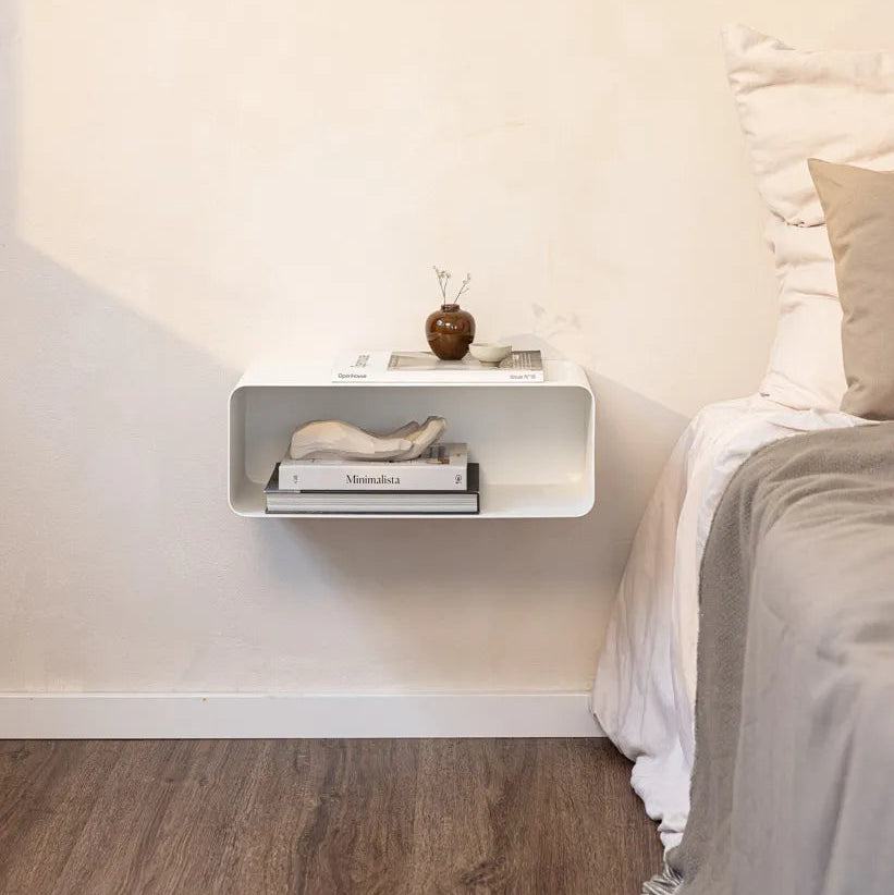 Mesita de noche flotante COMO en blanco montada en pared junto a cama - Kaimok Design
