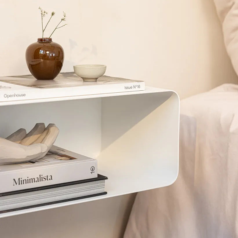 Mesita de pared COMO en dormitorio pequeño con estética Japandi - Kaimok Design