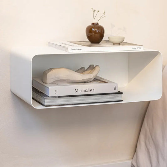 Mesita de noche flotante COMO en blanco montada en pared junto a cama
