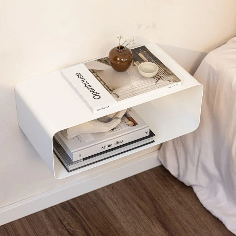 Mesita de noche flotante COMO en blanco montada en pared junto a cama - Kaimok Design