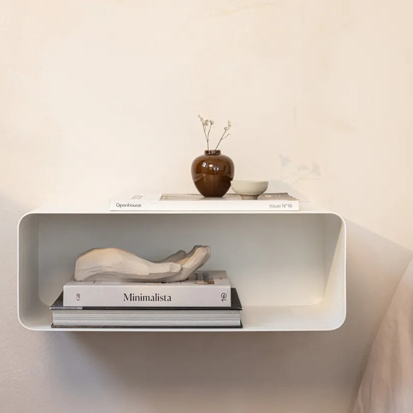 Mesita de pared COMO en dormitorio pequeño con estética Japandi - Kaimok Design