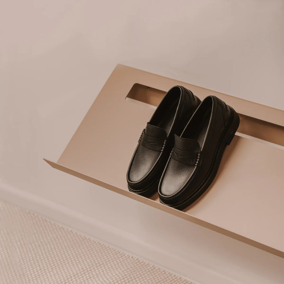 Detalle del zapatero Parma de acero con acabado mate y montaje de pared - Kaimok Design