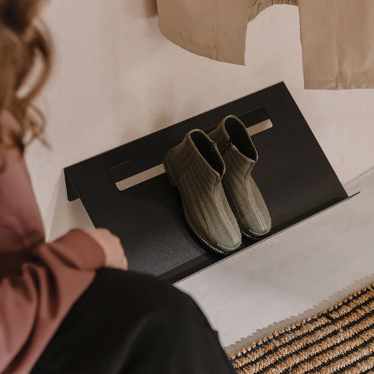 Zapatero de pared Parma de metal negro en entrada minimalista - Kaimok Design