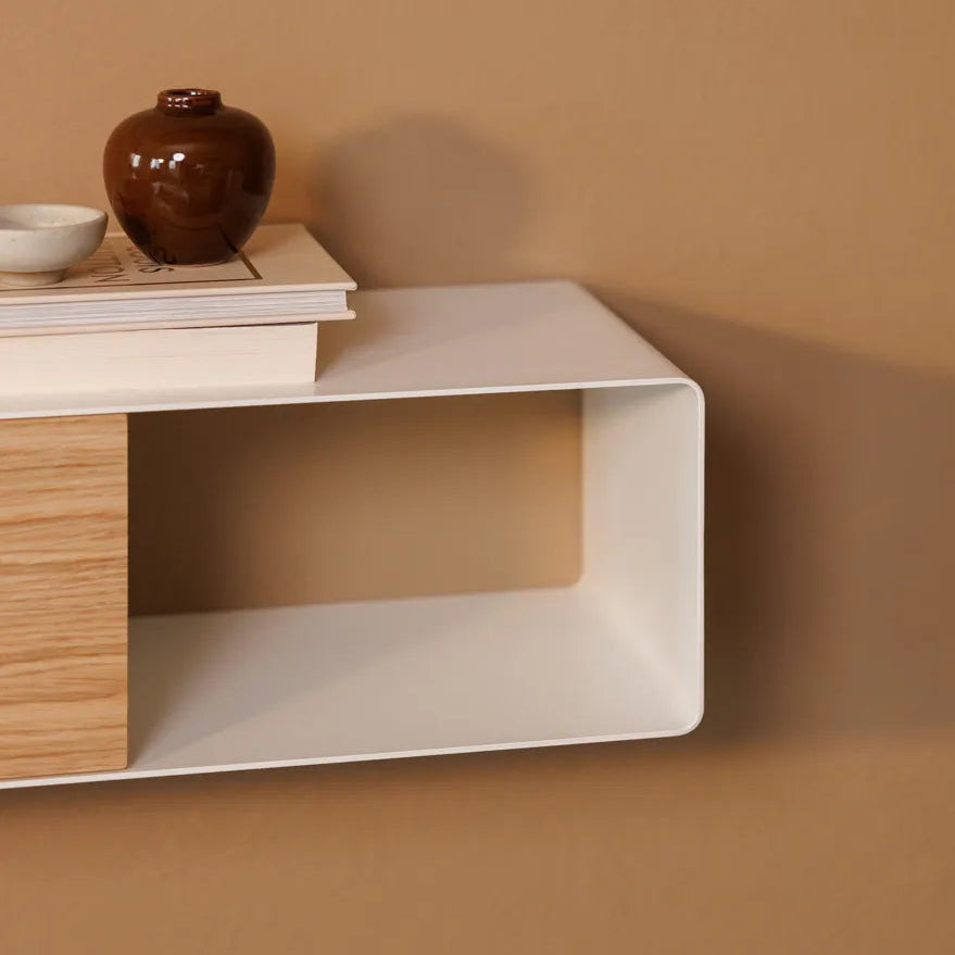 Mesa de pared RIVA en blanco montada en salón con decoración Japandi - Kaimok Design