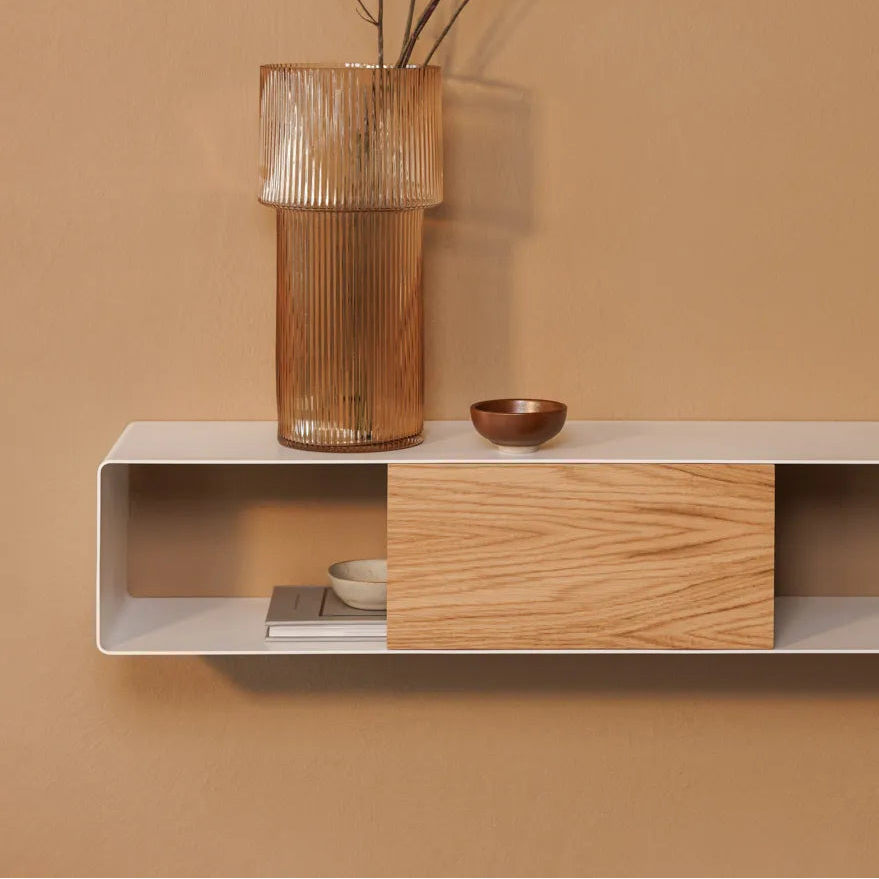 Mesa de pared RIVA en blanco montada en salón con decoración Japandi - Kaimok Design