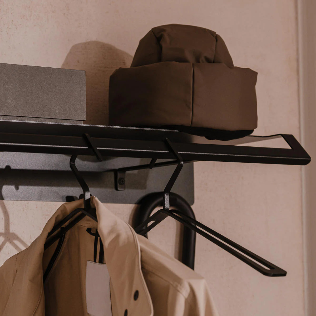 Perchas de pared GENT set de 3 negro instaladas en perchero LYON recibidor - Kaimok Design