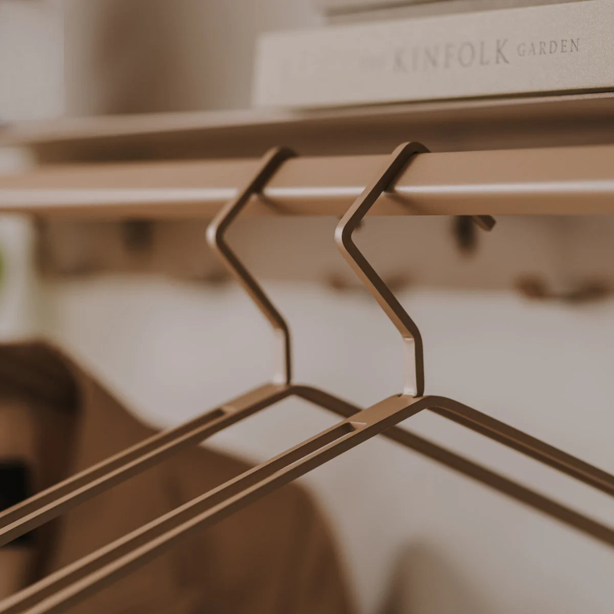 Detalle percha de pared GENT acero powder-coated - Kaimok Design