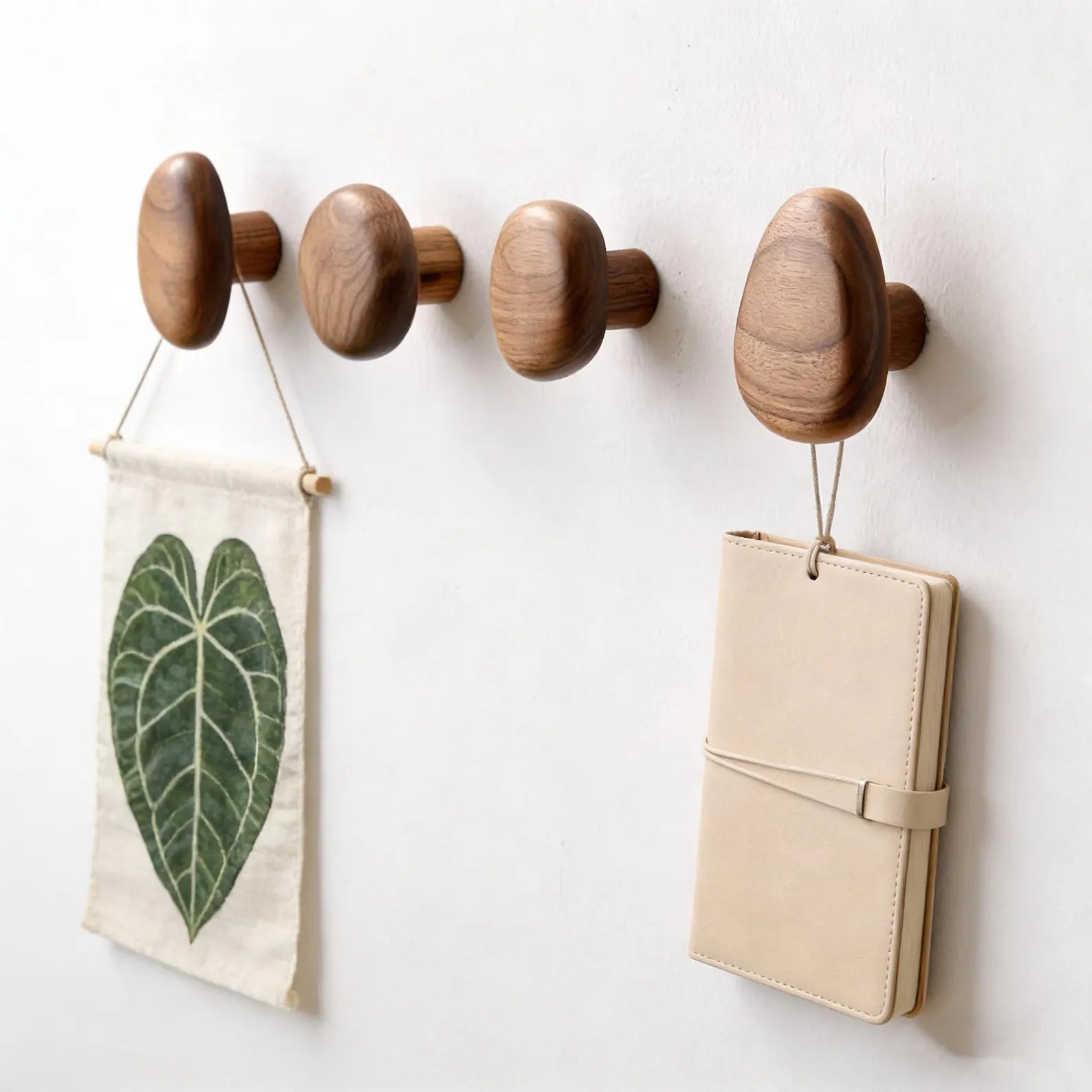Kaimok Design percha individuales de pared en madera, forma organica piedra natural, Verona Stone, nogal