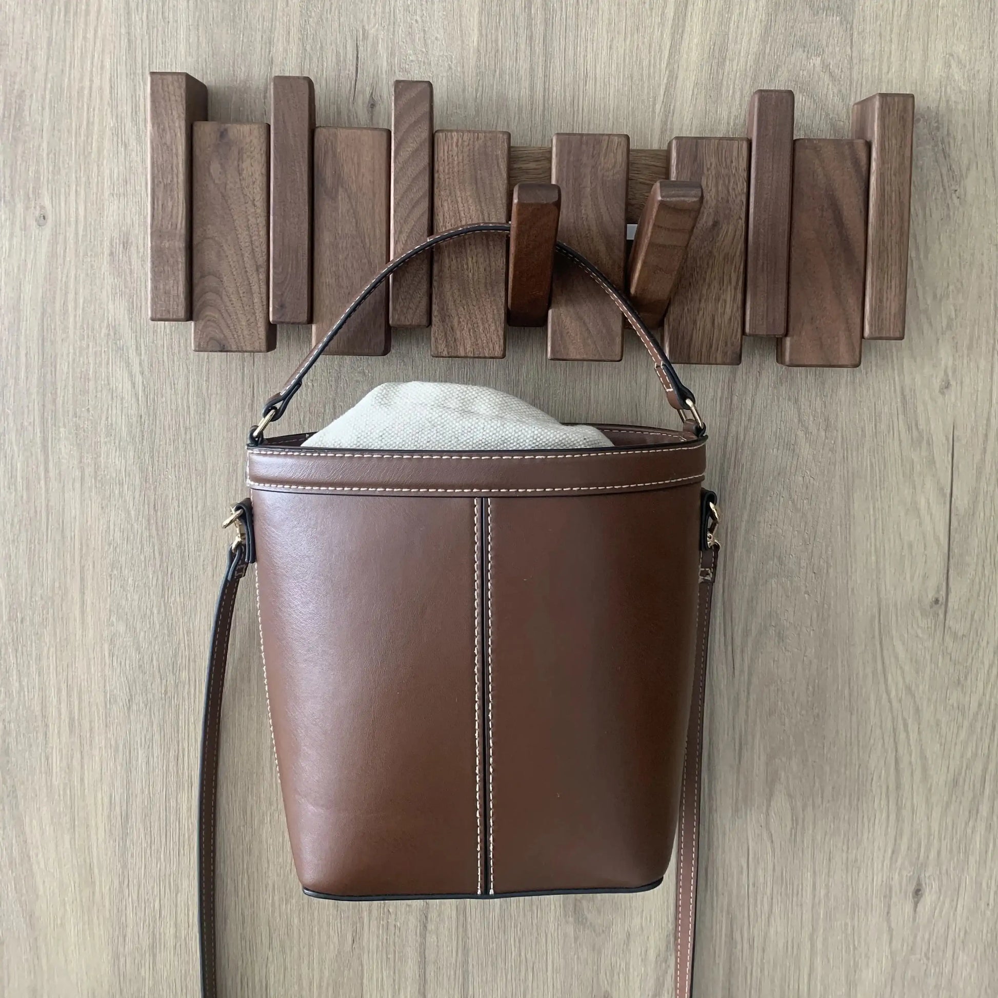 Perchero de pared en m adera_5_ganchos_nogal_bolso_de_piel - Kaimok Design