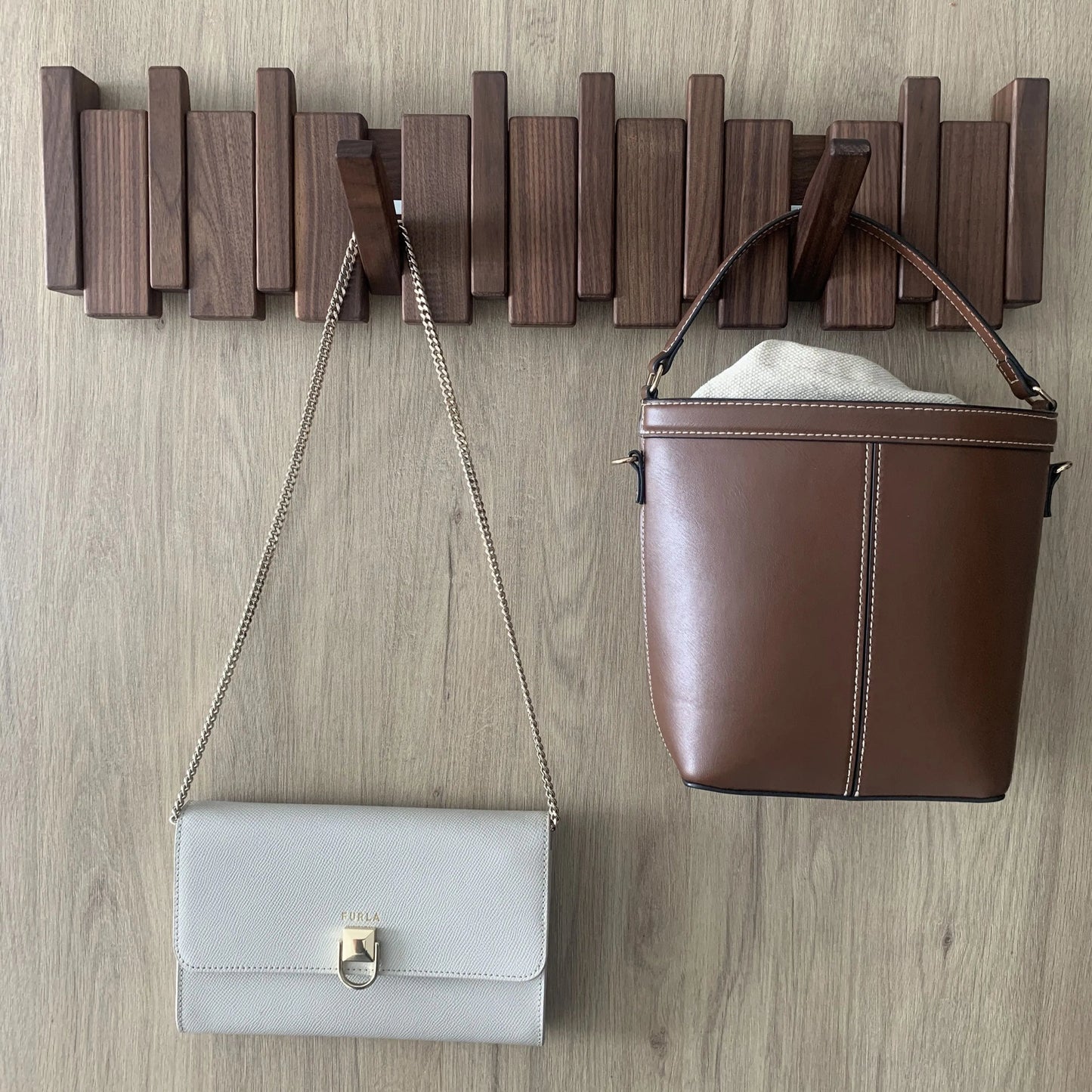 Perchero_madera_8_ganchos_nogal_2_bolsos - Kaimok Design