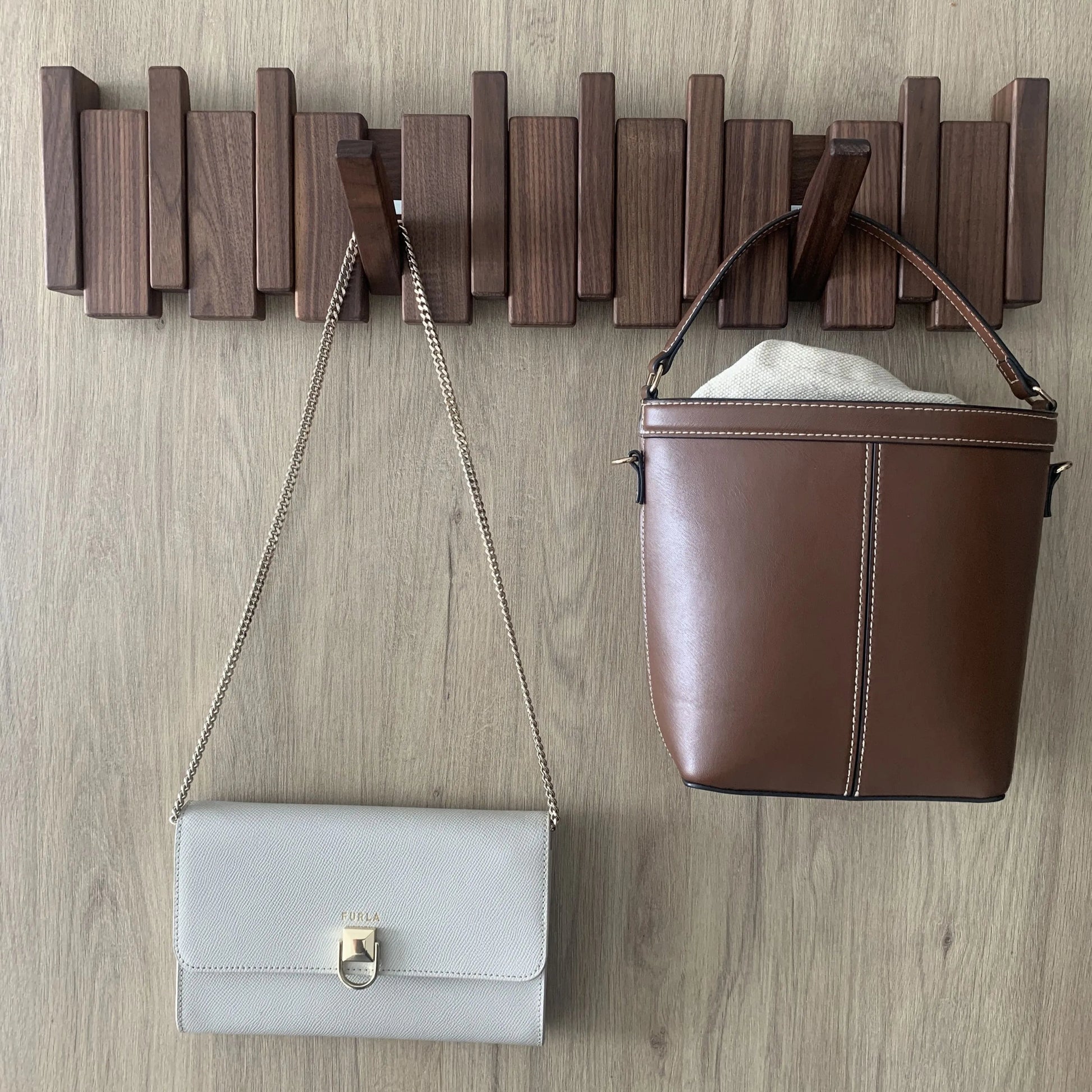 Perchero_madera_8_ganchos_nogal_2_bolsos - Kaimok Design