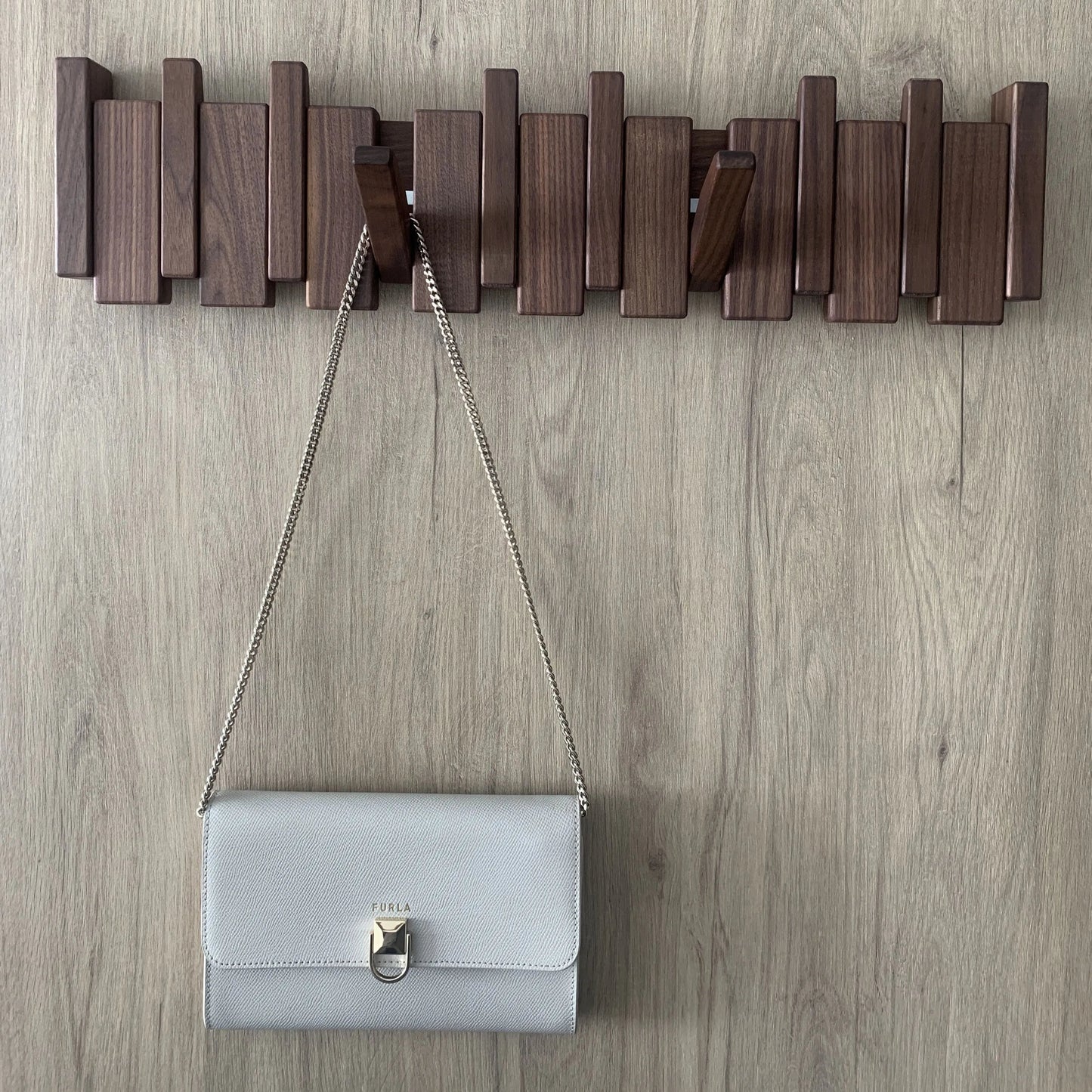 Perchero de pared _madera_8_ganchos_nogal_2_bolsos - Kaimok Design