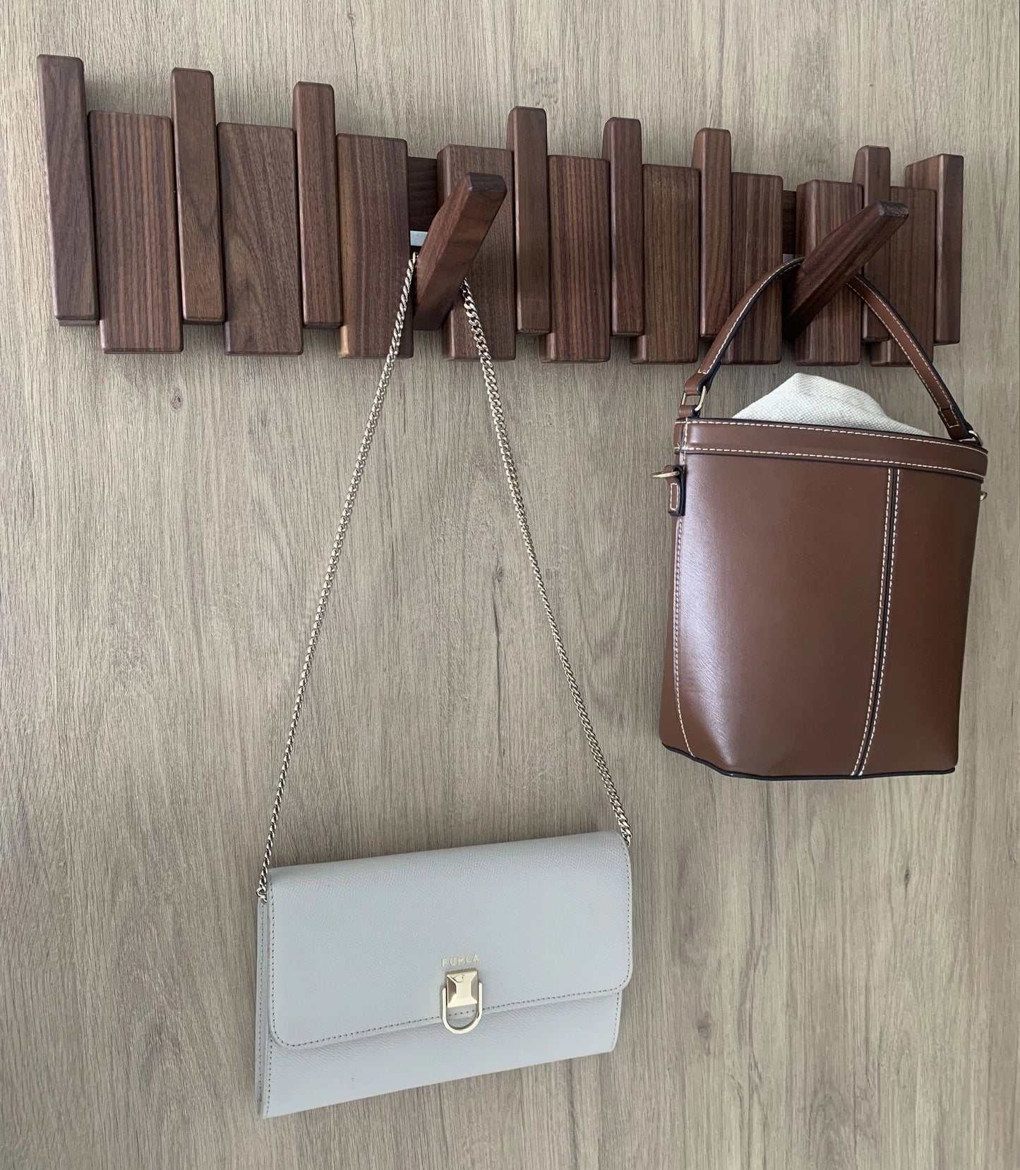 Perchero_madera_8_ganchos_nogal_diagonal_con_2_bolsos - Kaimok Design
