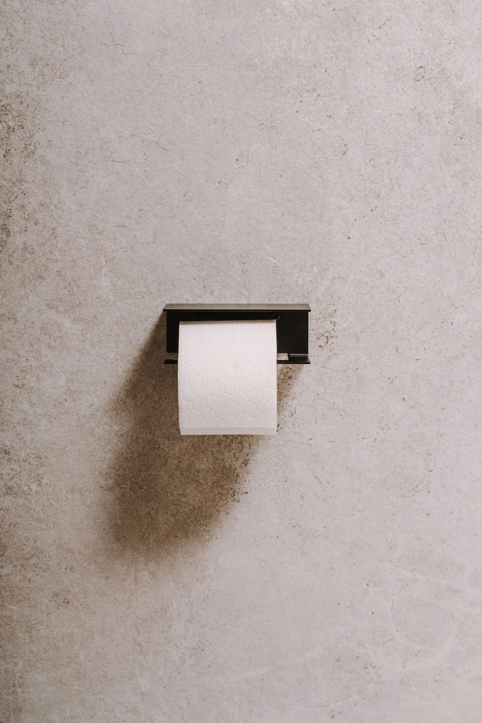 Portarrollo Berno – negro - pequeño - accesorios baño moderno - Kaimok Design