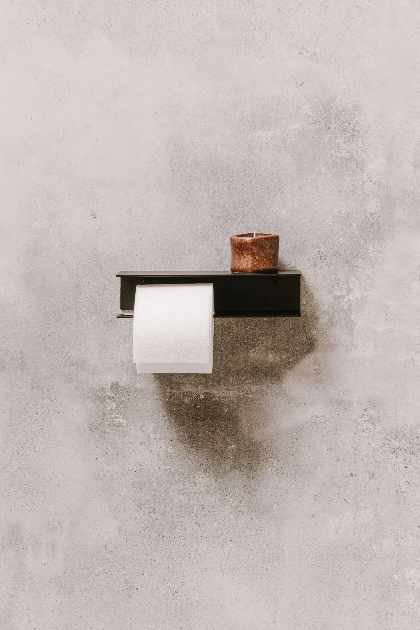 Portarrollos Berno –  negro - mediano - accesorios baño moderno con estante - Kaimok Design