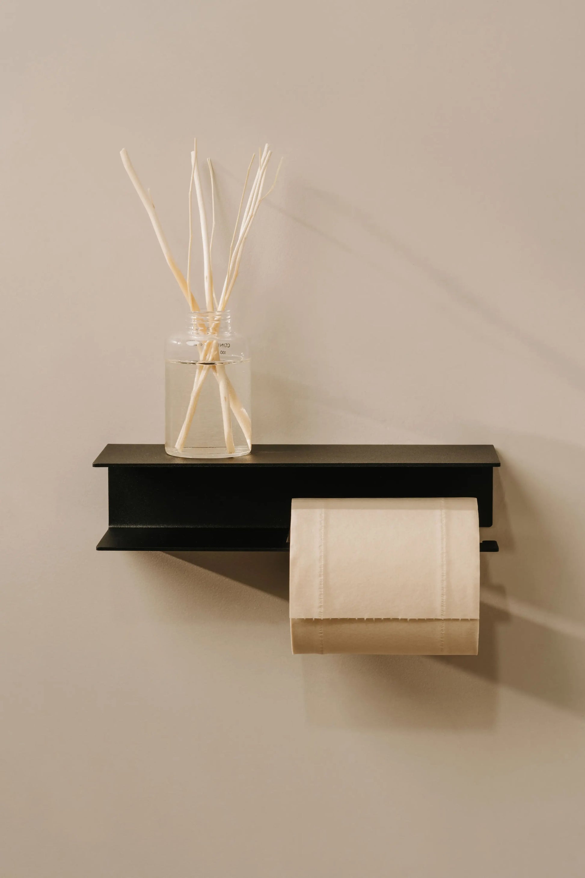 Portarrollos Berno – accesorios baño moderno con estante - Kaimok Design