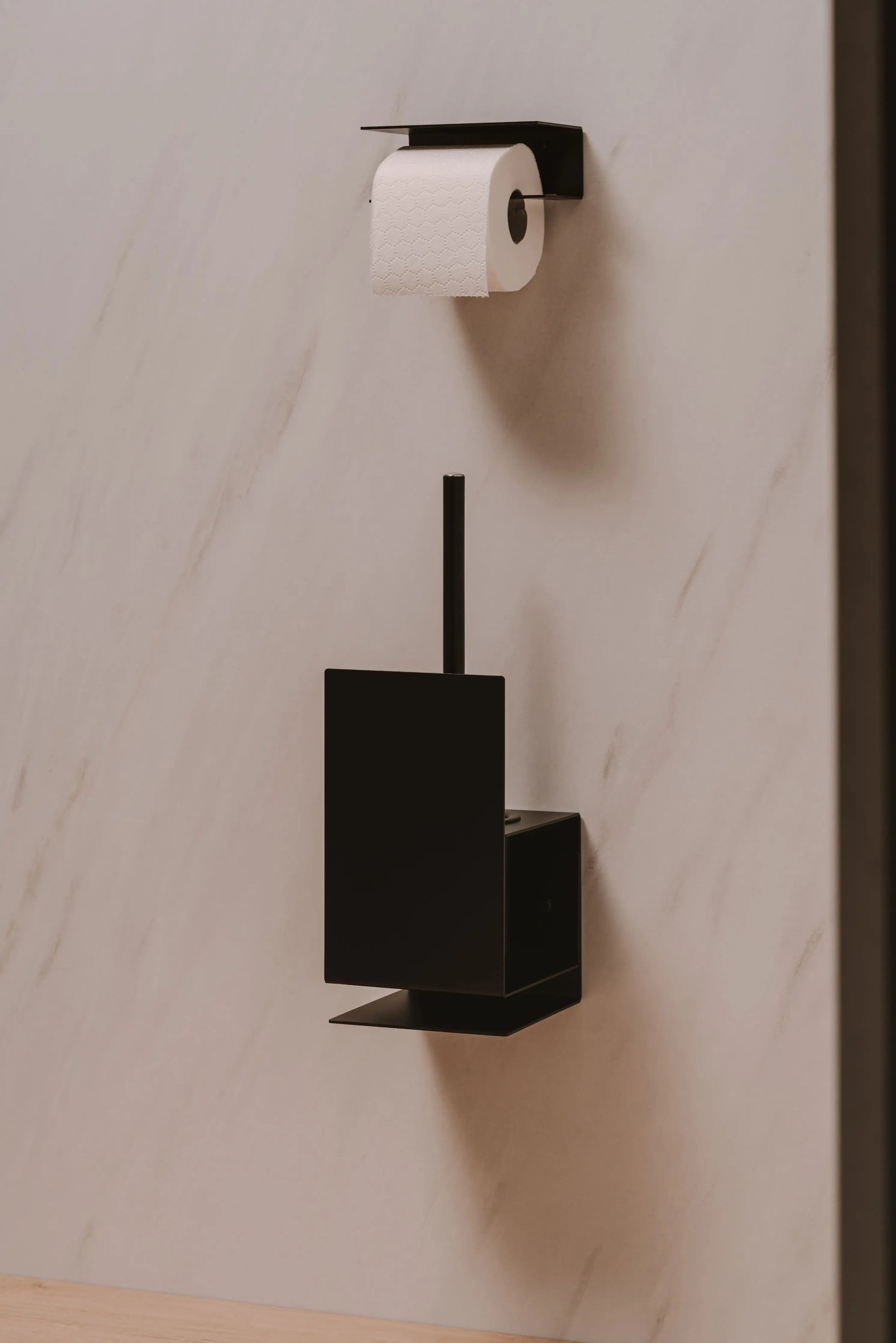 Portarrollo Berno –  negro- pequeño - escobero - accesorios baño moderno - Kaimok Design