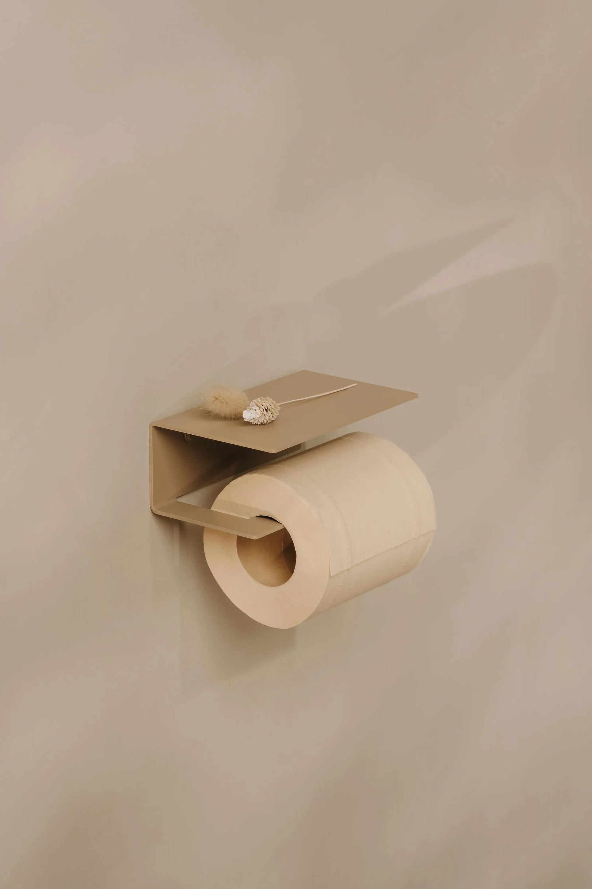 Portarrollos Berno –  beige - pequeño - accesorios baño moderno con estante - Kaimok Design