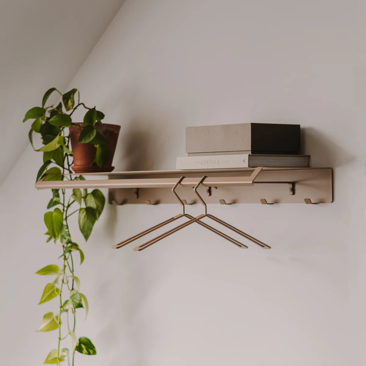 Estanteria de pared, perchero de pared metal beige para entrada- Kaimok Design