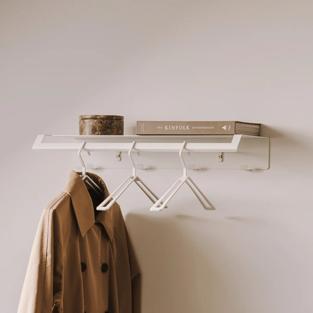 Estanteria de pared, perchero de pared metal blanco, para entrada- Kaimok Design