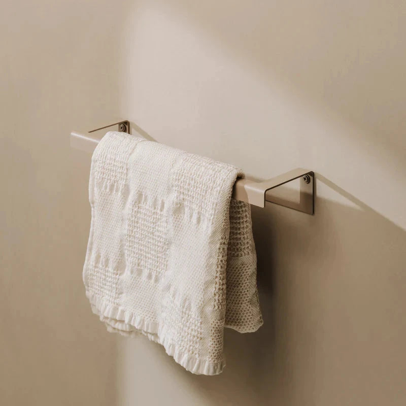 Toallero Tallinn – barra para toalla baño en acero inoxidable Kaimok Design